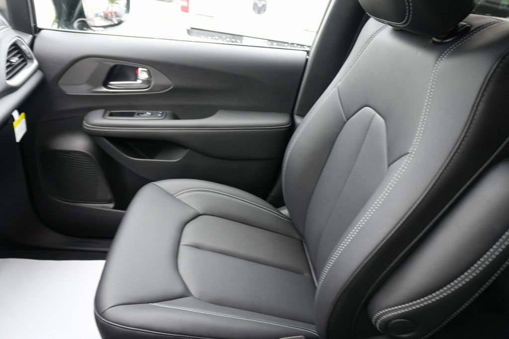 New 2026 Chrysler Pacifica Select image 27