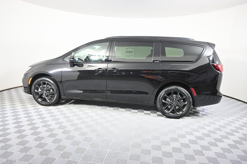 New 2026 Chrysler Pacifica Limited image 3