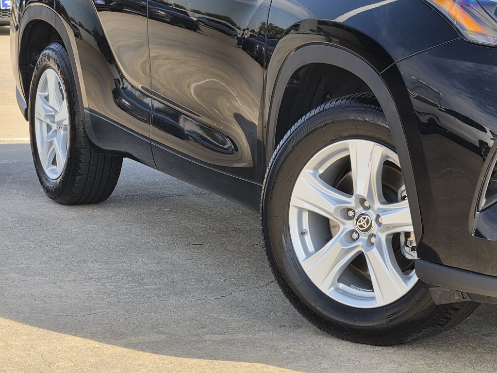 Used 2021 Nissan Kicks SR w/ Exterior Package FWD image 12