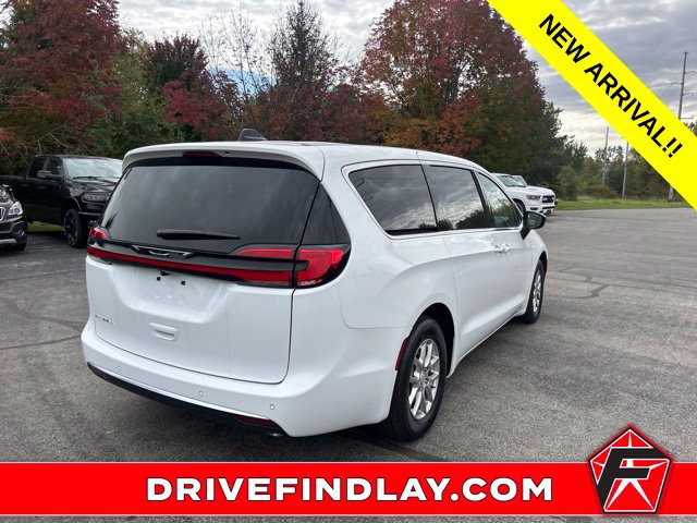 Used 2027 Chrysler Pacifica Select FWD image 9