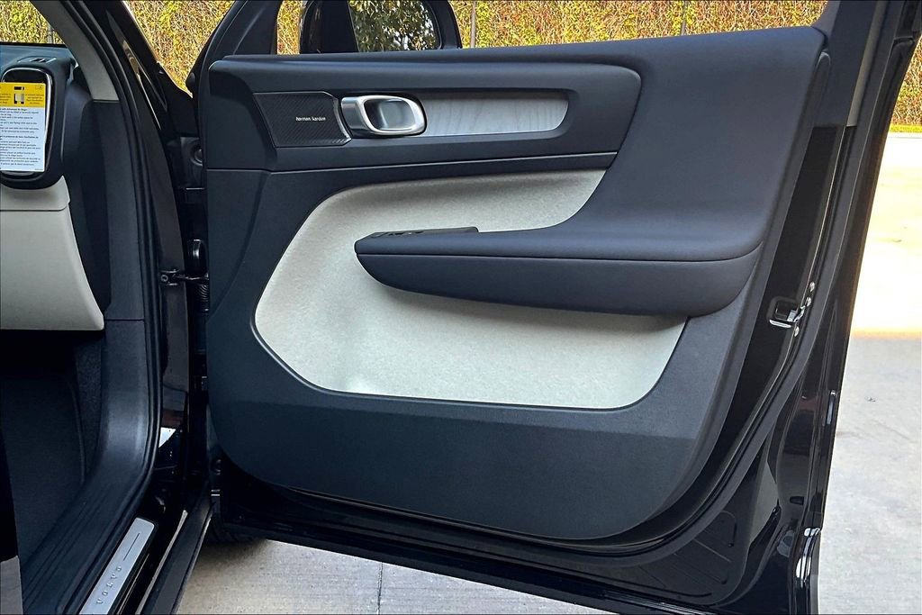 New 2026 Volvo XC40 B5 Ultra w/ Protection Package Premier AWD/4WD image 8