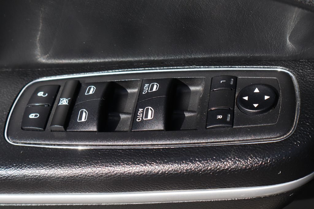 Used 2023 Chrysler 300 Touring w/ Sport Appearance Package RWD image 17