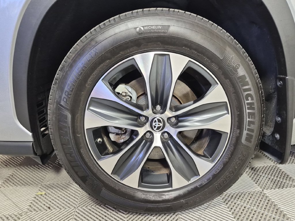 Used 2024 Toyota Highlander XLE FWD image 30