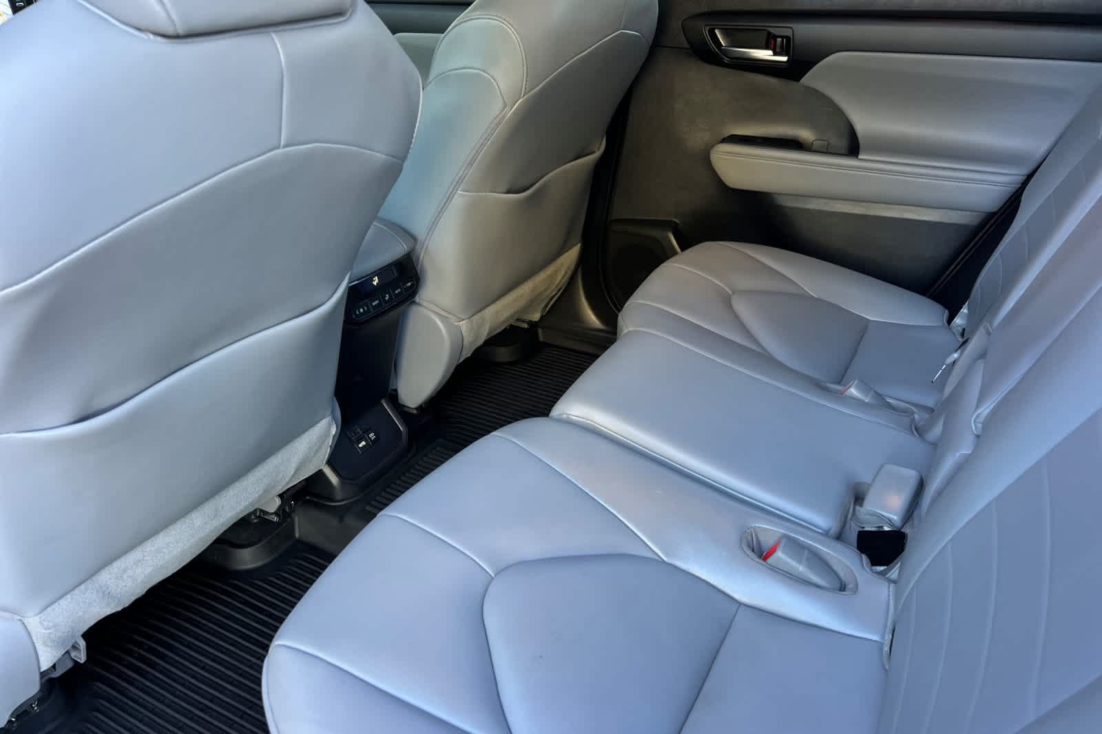 Used 2021 Toyota Highlander XLE AWD/4WD image 4