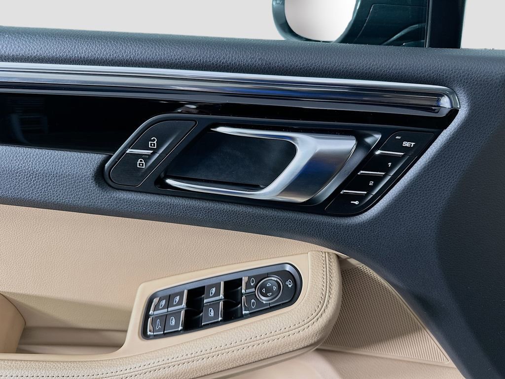 Certified 2025 Porsche Macan image 19