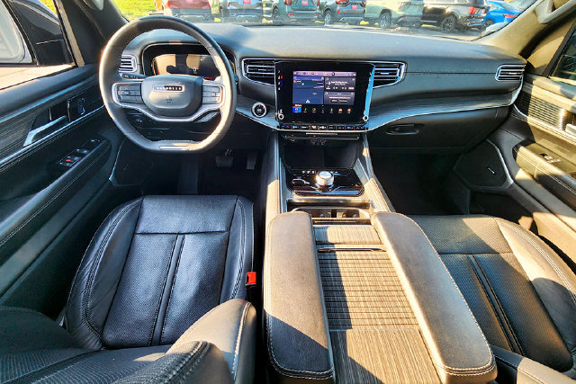 Used 2024 Jeep Wagoneer L Series II AWD/4WD image 10