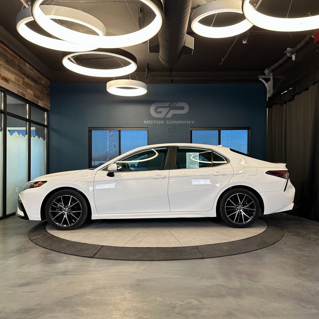 Used 2022 Toyota Camry SE image 6