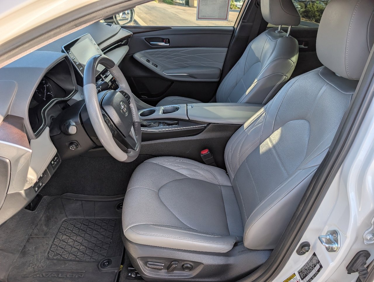 Used 2022 Toyota Avalon Limited w/ Advanced Safety Package image 2