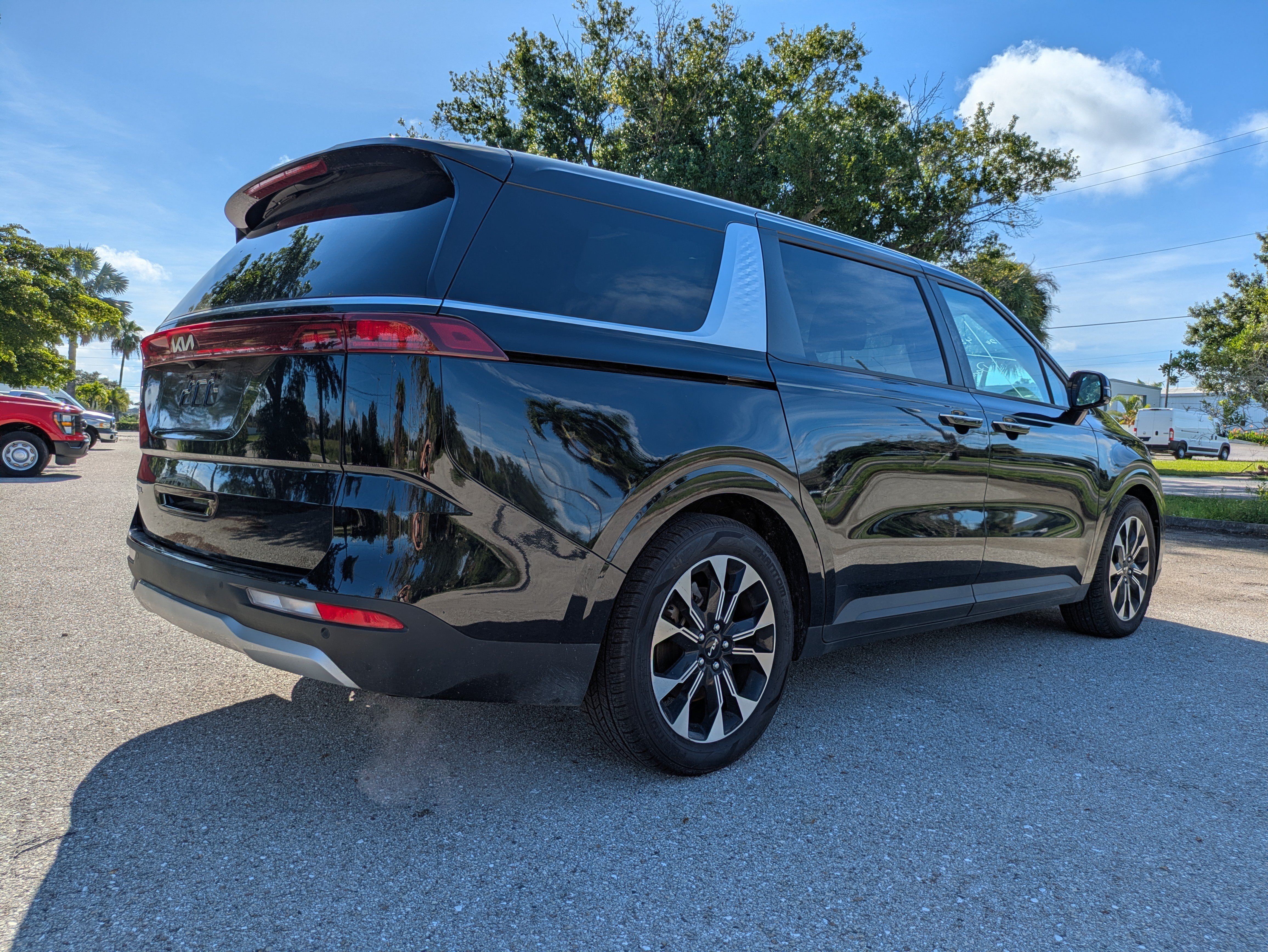 Used 2024 Kia Carnival EX FWD image 4