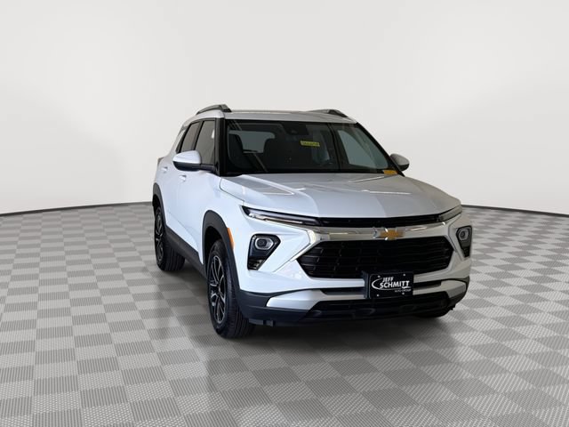 Used 2025 Chevrolet TrailBlazer LT AWD/4WD image 2