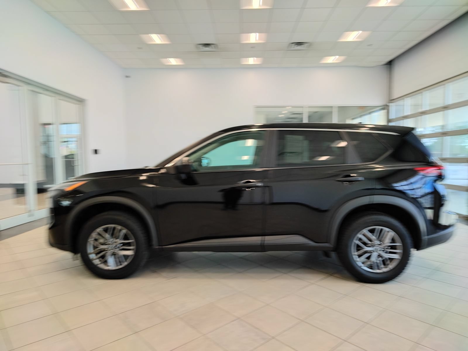 Used 2024 Nissan Rogue S FWD image 6