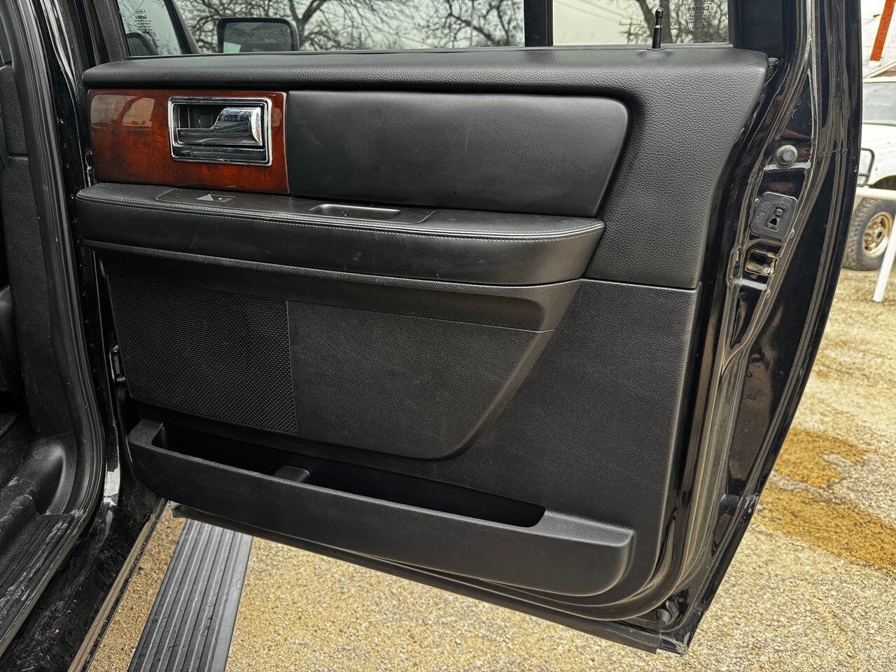 Used 2017 Lincoln Navigator L Select image 27