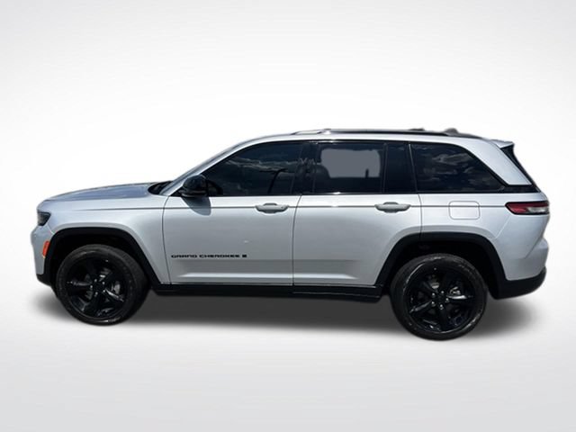 Used 2024 Jeep Grand Cherokee Altitude AWD/4WD image 4