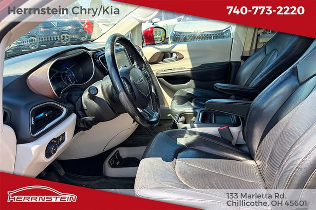 Used 2019 Chrysler Pacifica Touring-L FWD image 17