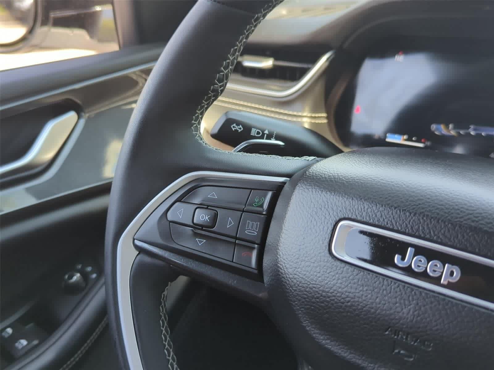 Used 2023 Jeep Grand Cherokee Altitude AWD/4WD image 19