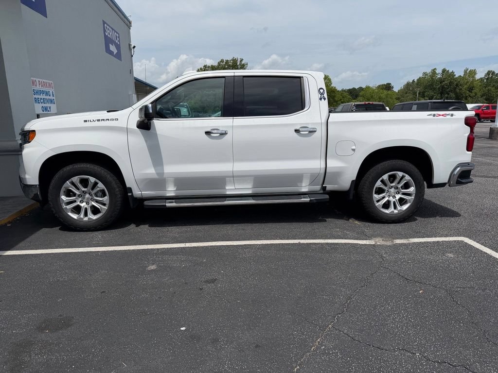 Used 2022 Chevrolet Silverado 1500 LTZ w/ LTZ Convenience Package II AWD/4WD image 3