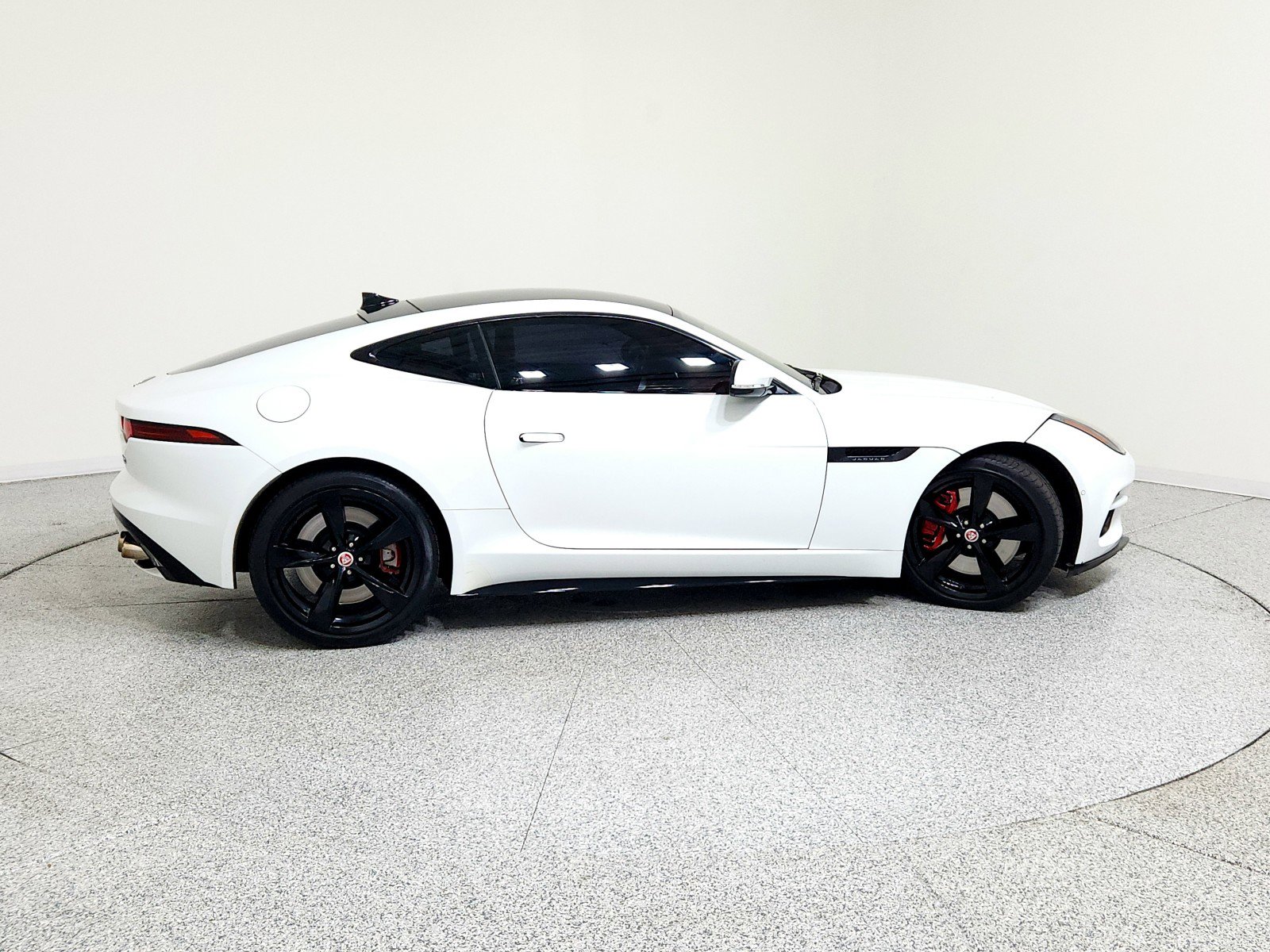 Used 2018 Jaguar F-TYPE R image 7
