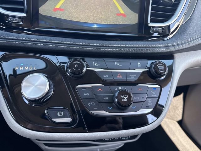 Used 2024 Chrysler Pacifica Limited FWD image 25