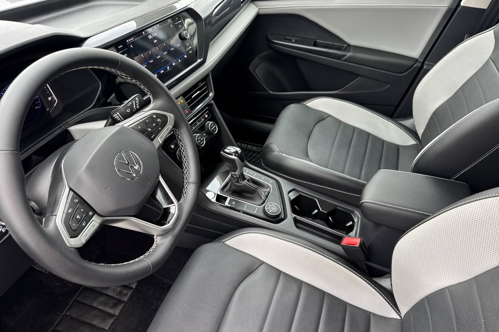 Certified 2022 Volkswagen Taos SEL w/ Panoramic Sunroof Package image 11