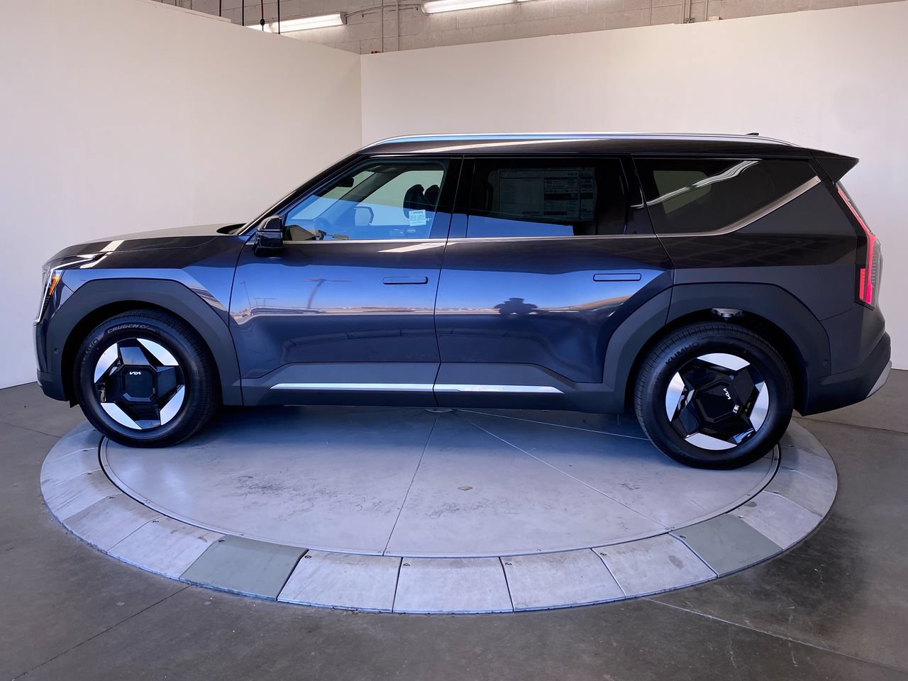 New 2026 Kia EV9 Wind AWD/4WD image 2