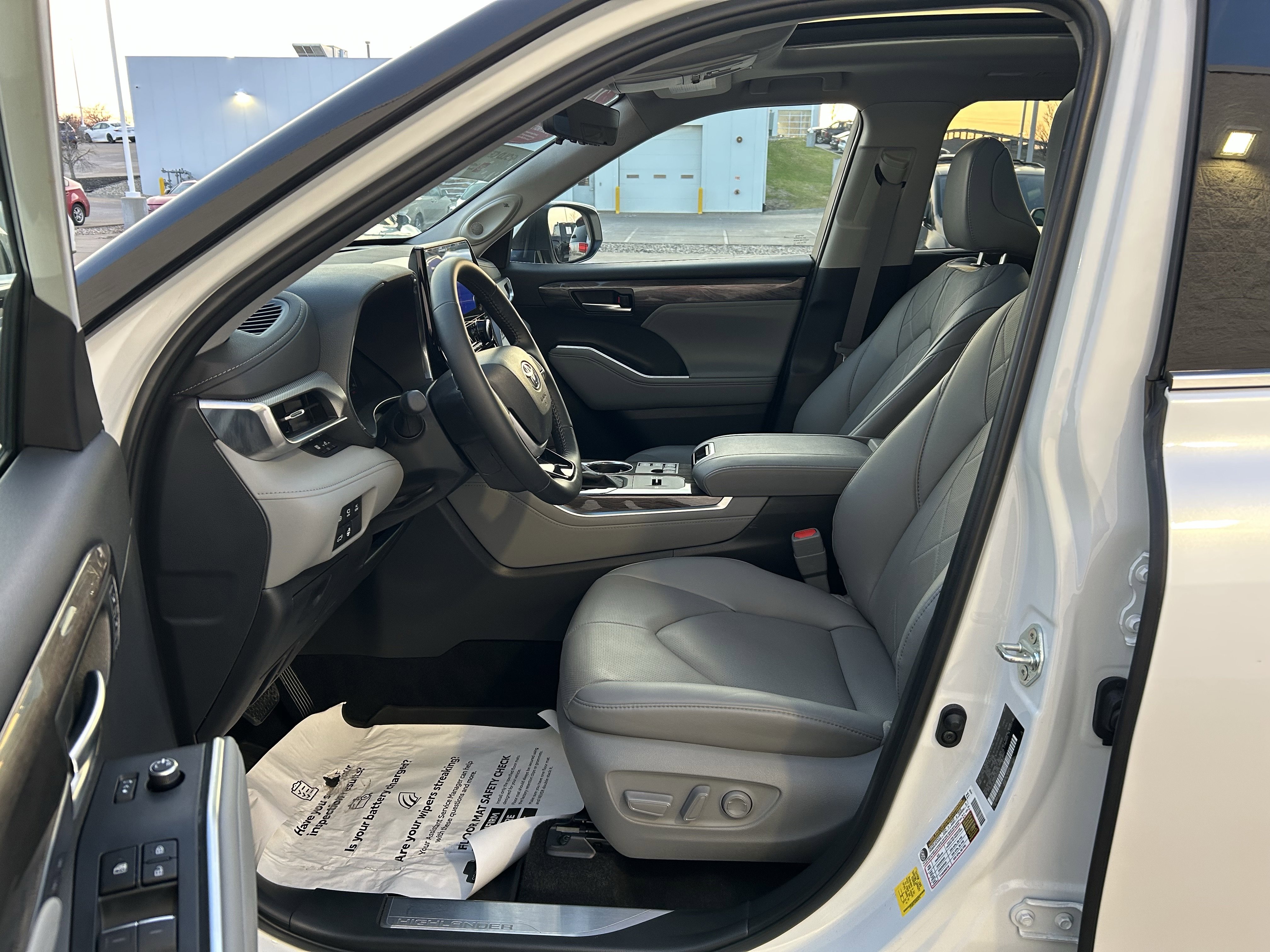 Used 2024 Toyota Highlander Platinum AWD/4WD image 14