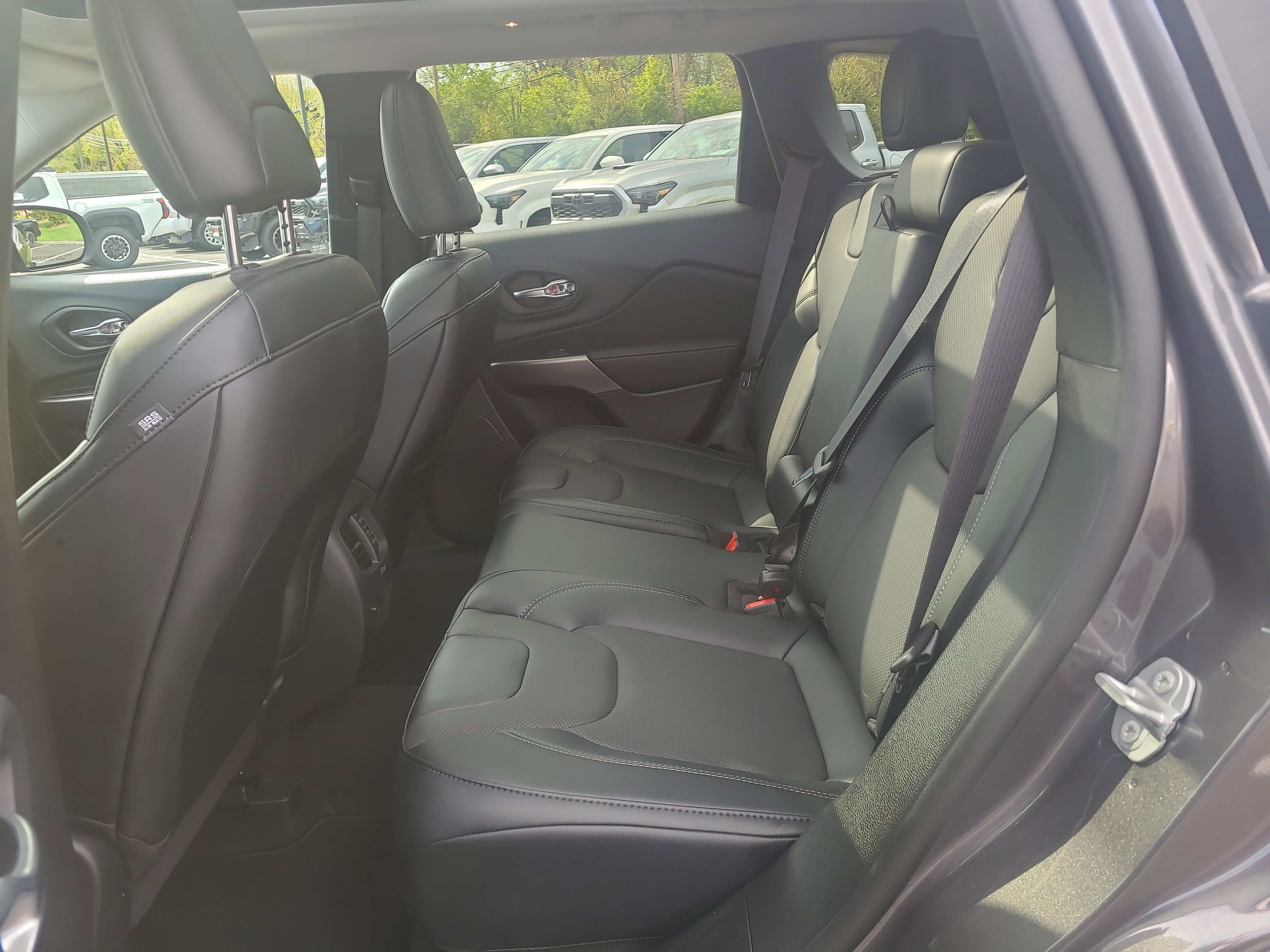 Used 2022 Jeep Cherokee Limited AWD/4WD image 29