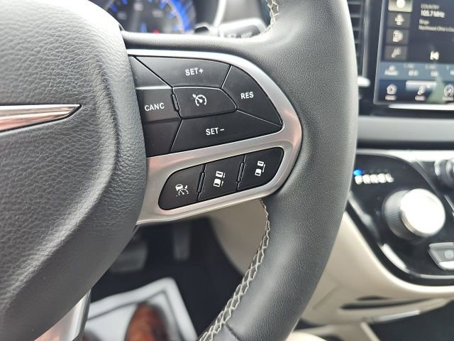 Used 2023 Chrysler Pacifica Touring-L image 15