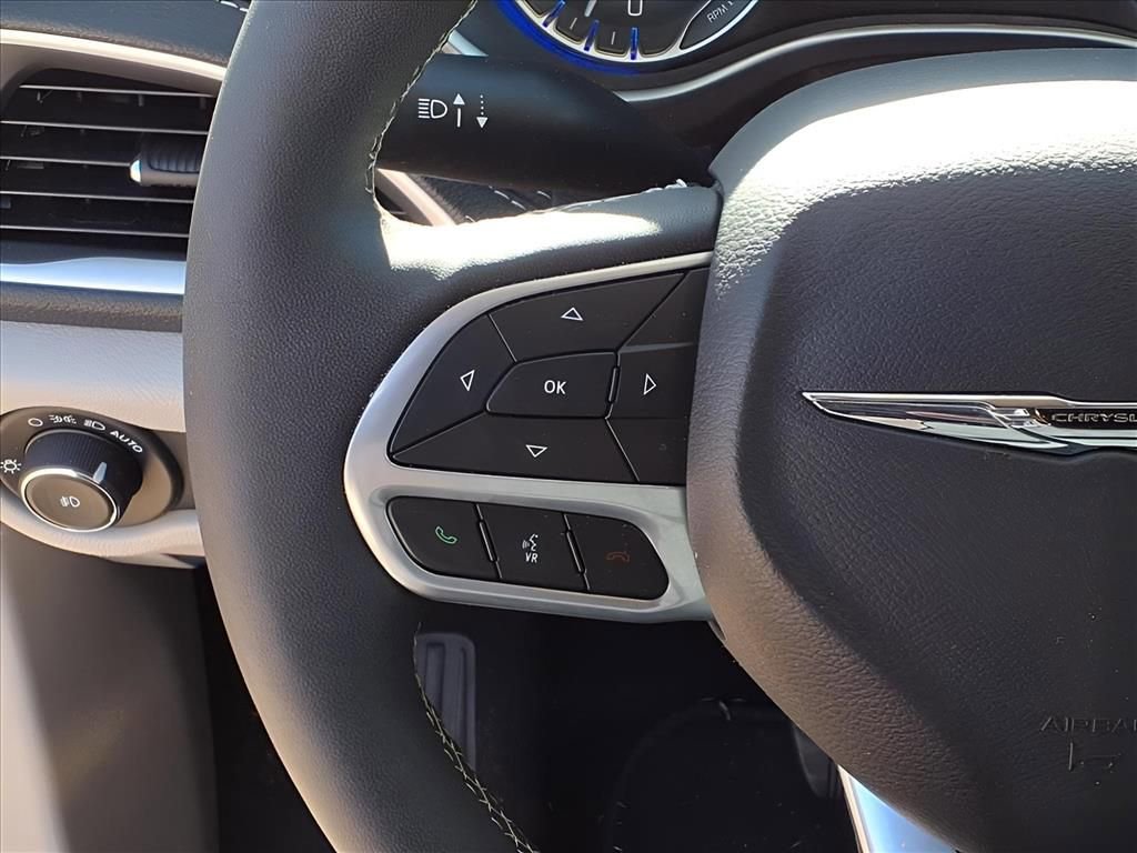 Used 2024 Chrysler Pacifica Touring-L image 5