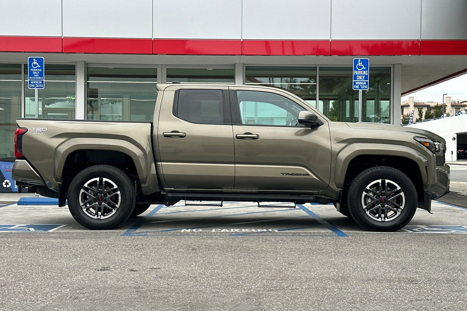 Used 2024 Toyota Tacoma TRD Sport w/ TRD Sport Upgrade Package AWD/4WD image 3