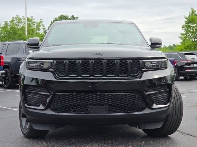 Used 2024 Jeep Grand Cherokee Altitude AWD/4WD image 3