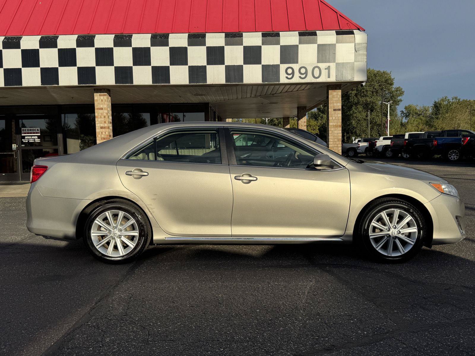 Used 2014 Toyota Camry XLE w/ Leather Package FWD image 8