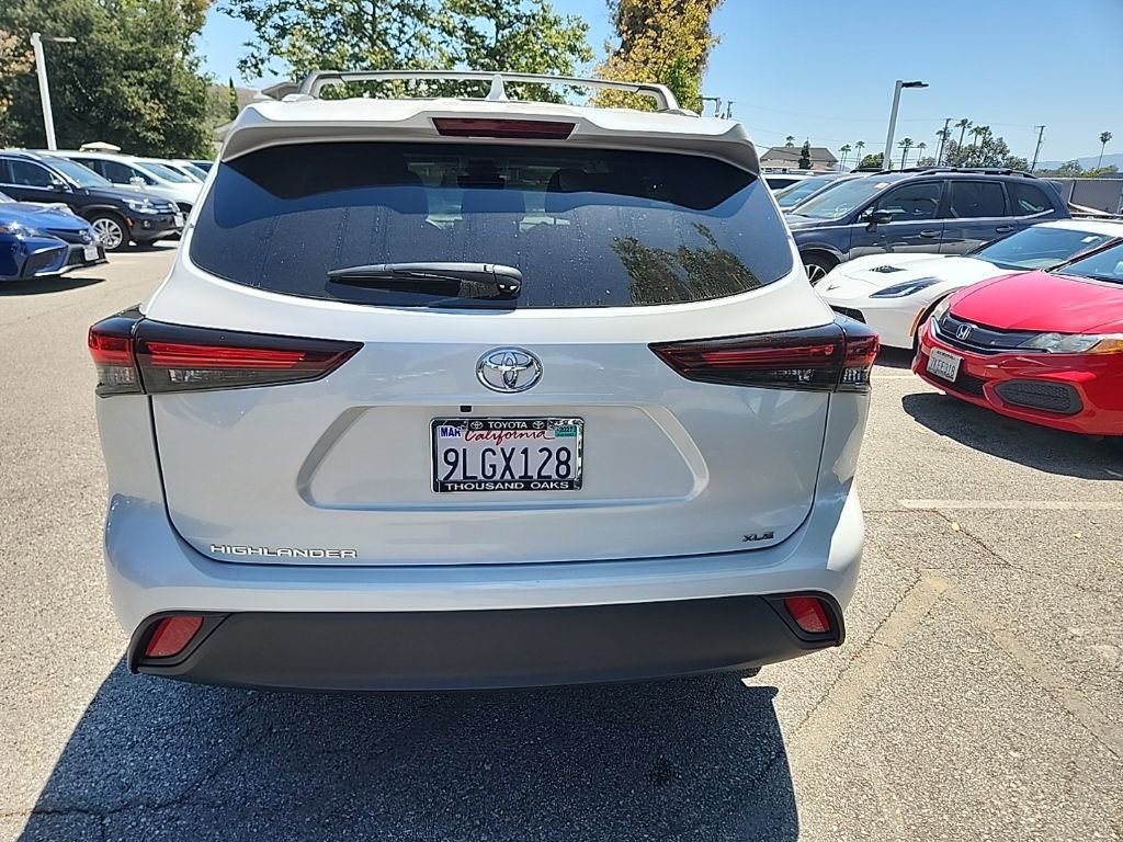 Used 2024 Toyota Highlander XLE FWD image 4