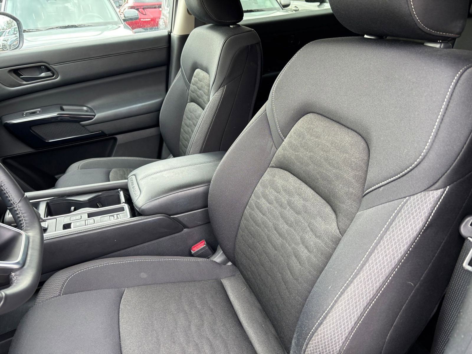 Used 2025 Nissan Pathfinder SV image 39