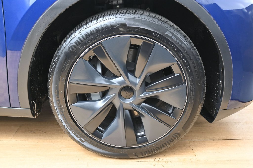 Used 2025 Tesla Model Y Long Range RWD image 12