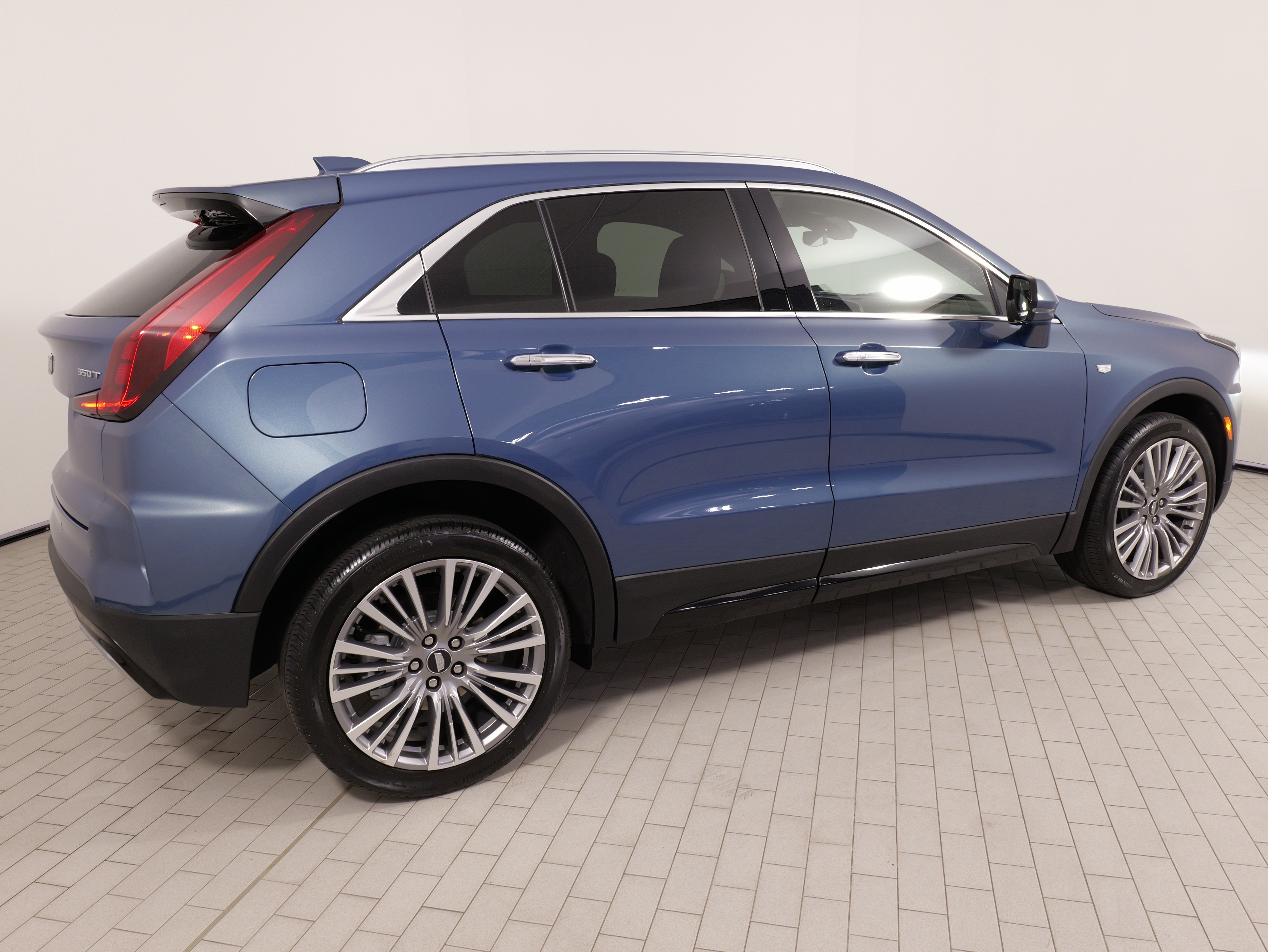 Used 2024 Cadillac XT4 Premium Luxury w/ Cold Weather Package AWD/4WD image 10