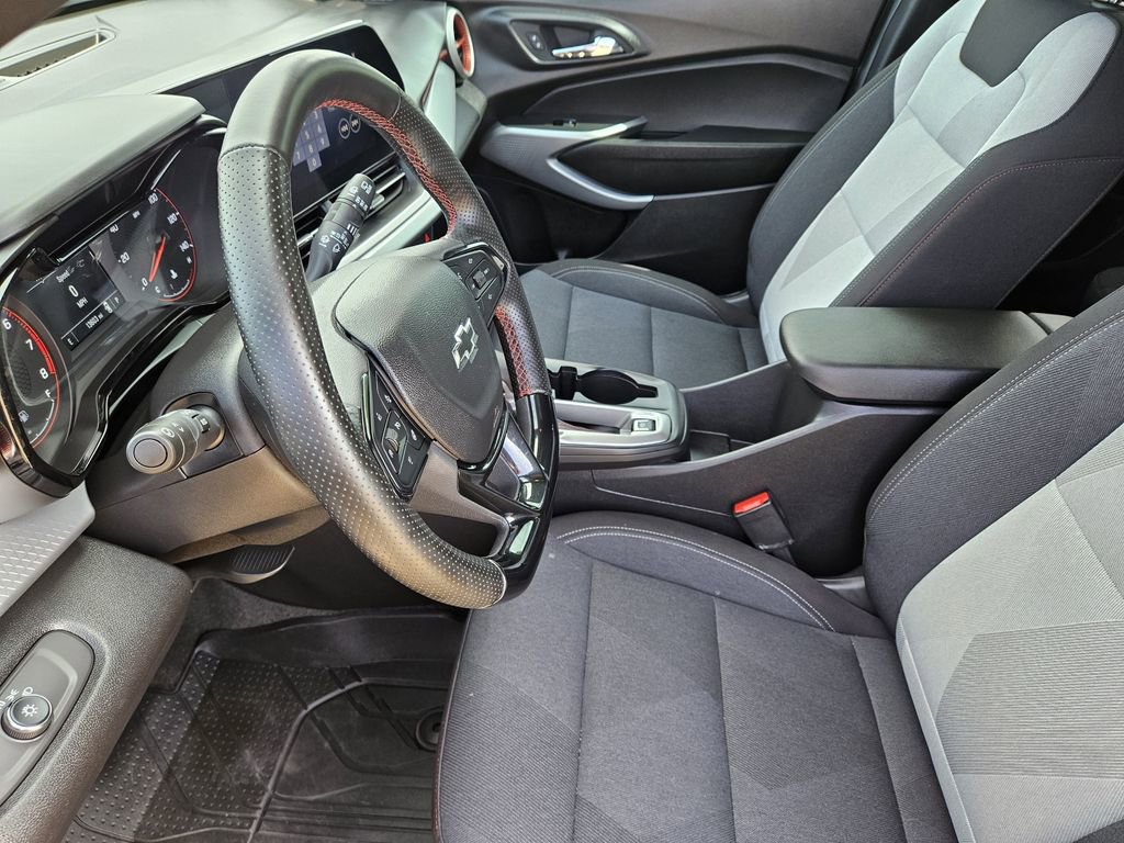 Used 2025 Chevrolet Trax RS w/ Sunroof Package FWD image 19