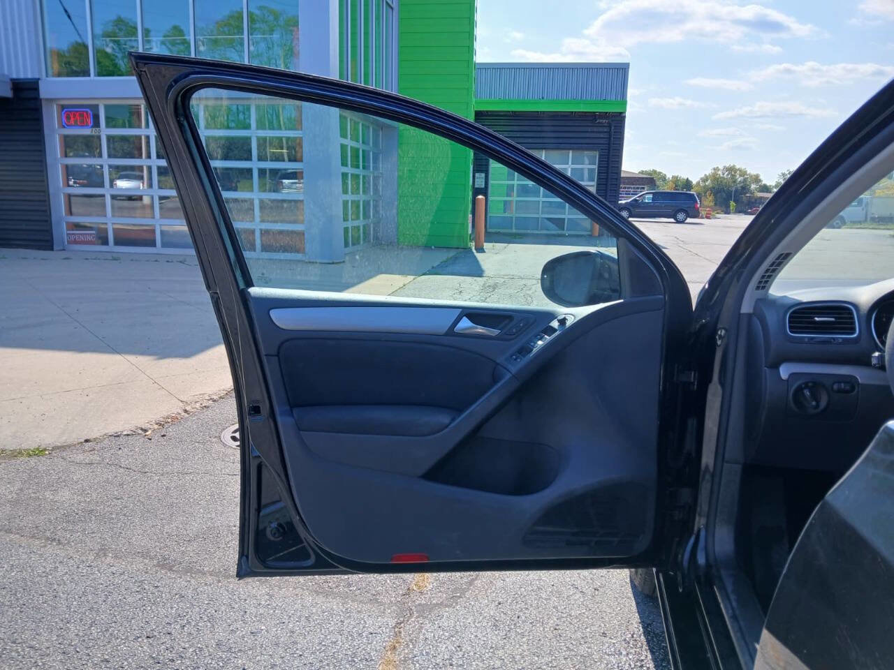 Used 2010 Volkswagen Golf 4-Door image 15