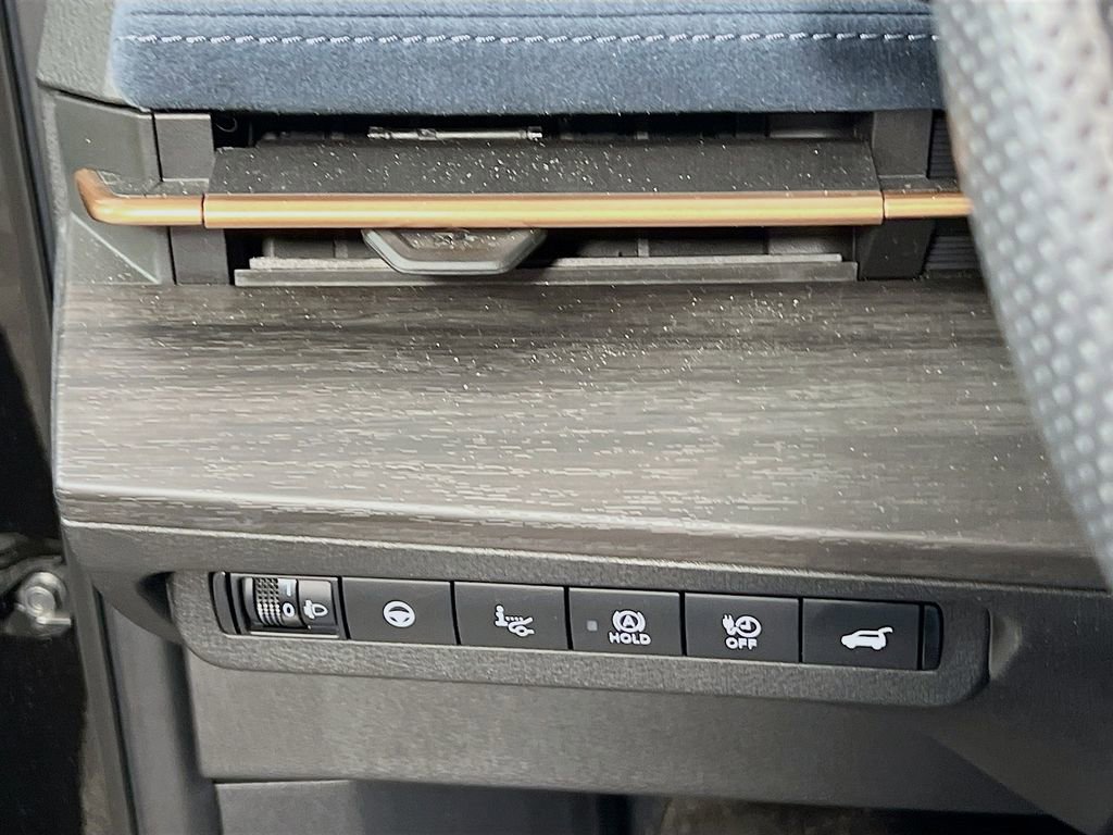 Used 2025 Nissan Ariya Platinum image 10