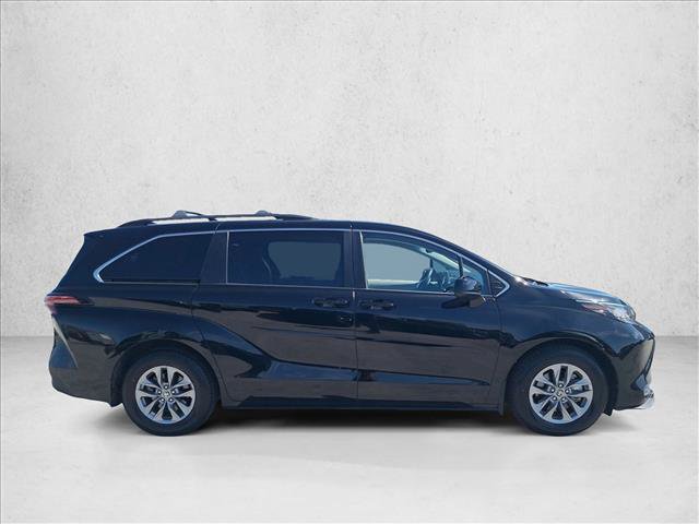 Used 2022 Toyota Sienna LE w/ LE Plus Package FWD image 5