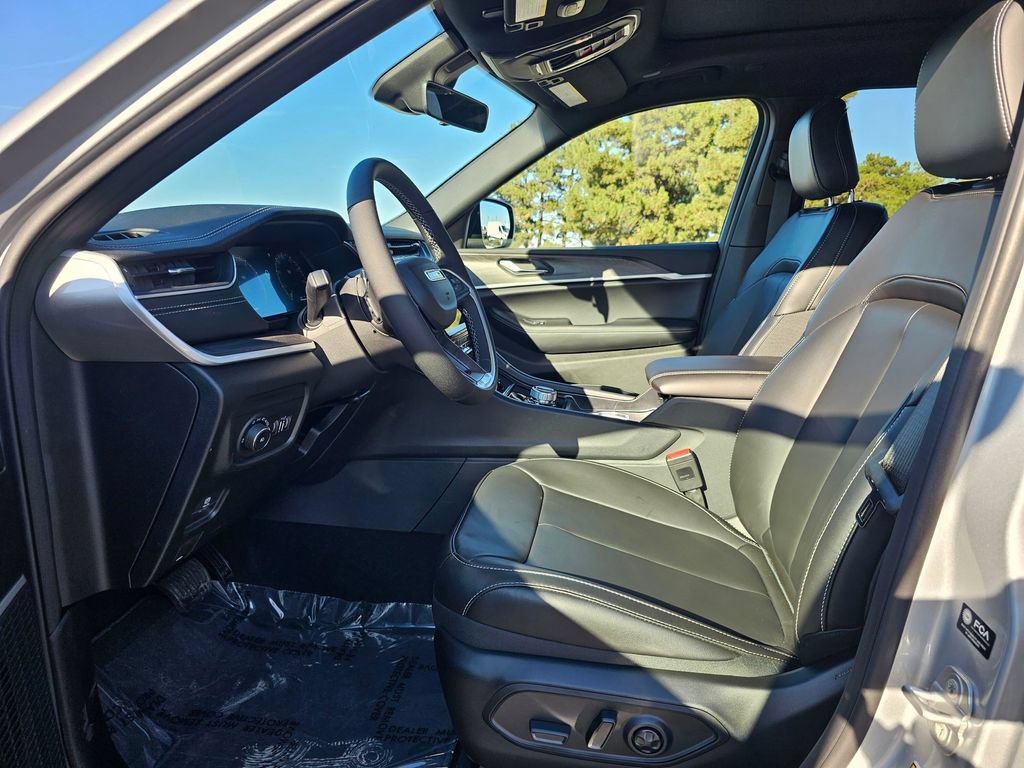 New 2025 Jeep Grand Cherokee Limited w/ Black Appearance Package AWD/4WD image 11