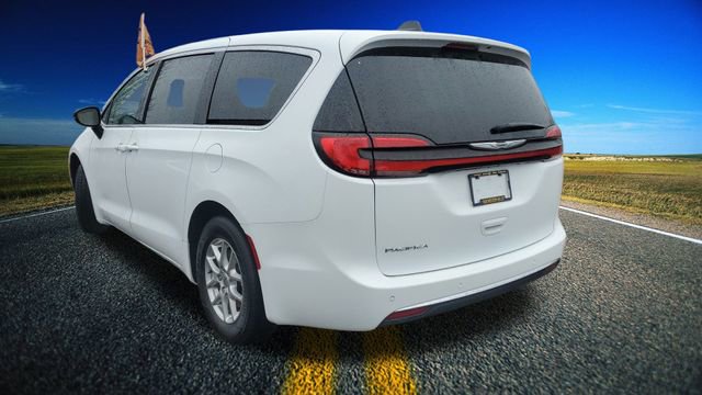 Certified 2024 Chrysler Pacifica Touring-L image 30