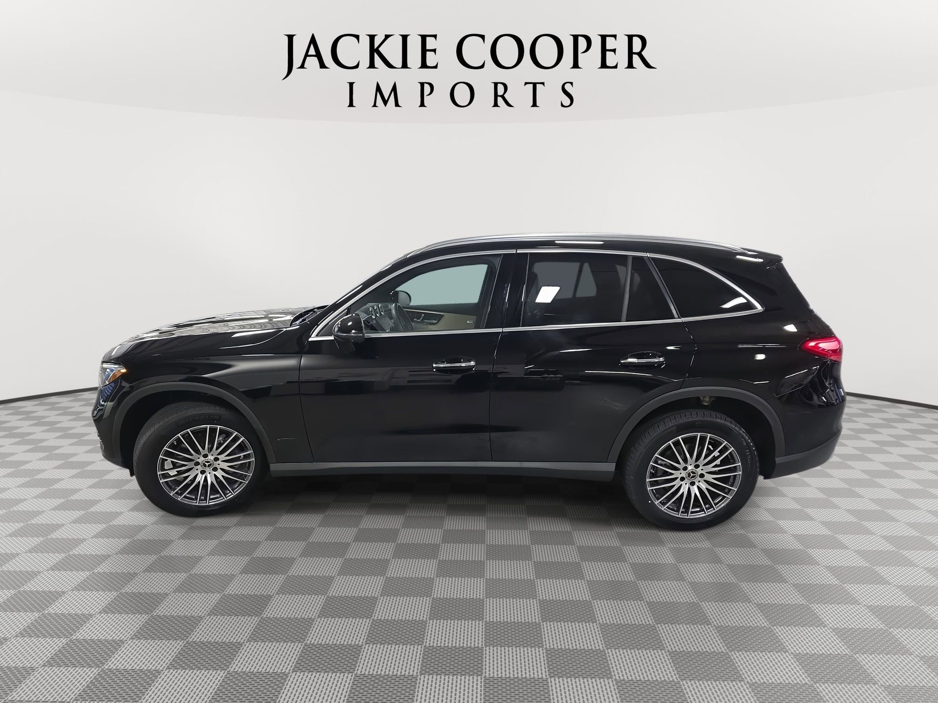 Used 2025 Mercedes-Benz GLC 300 4MATIC image 8