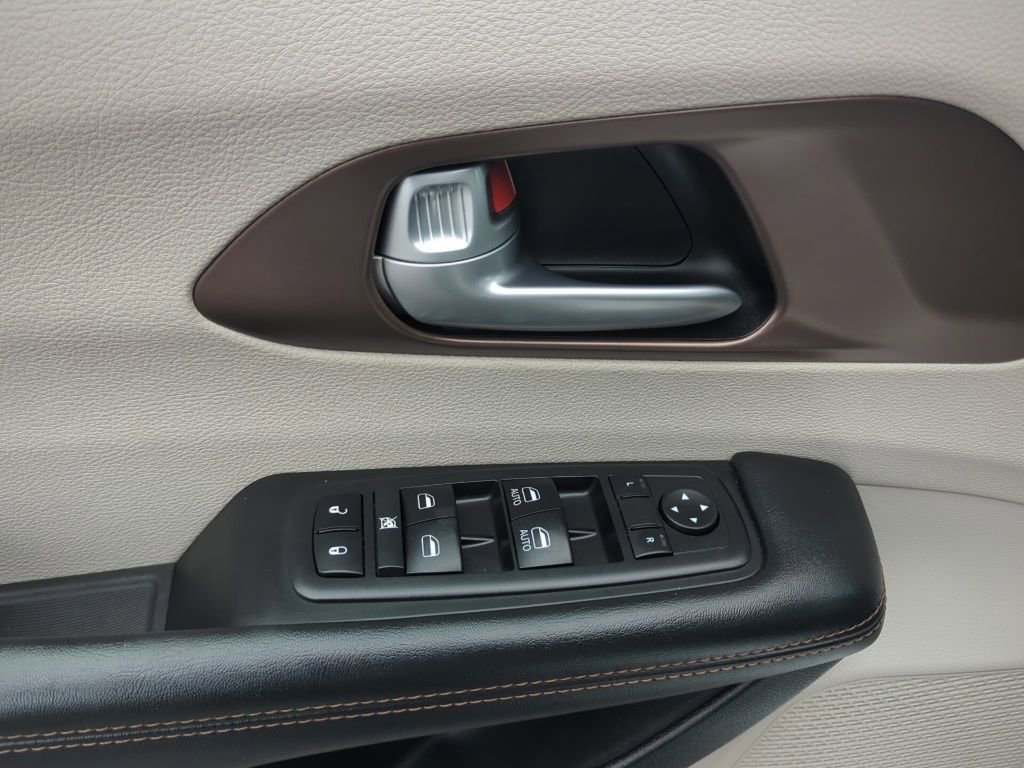 Used 2018 Chrysler Pacifica Touring-L w/ Tire & Wheel Group image 37