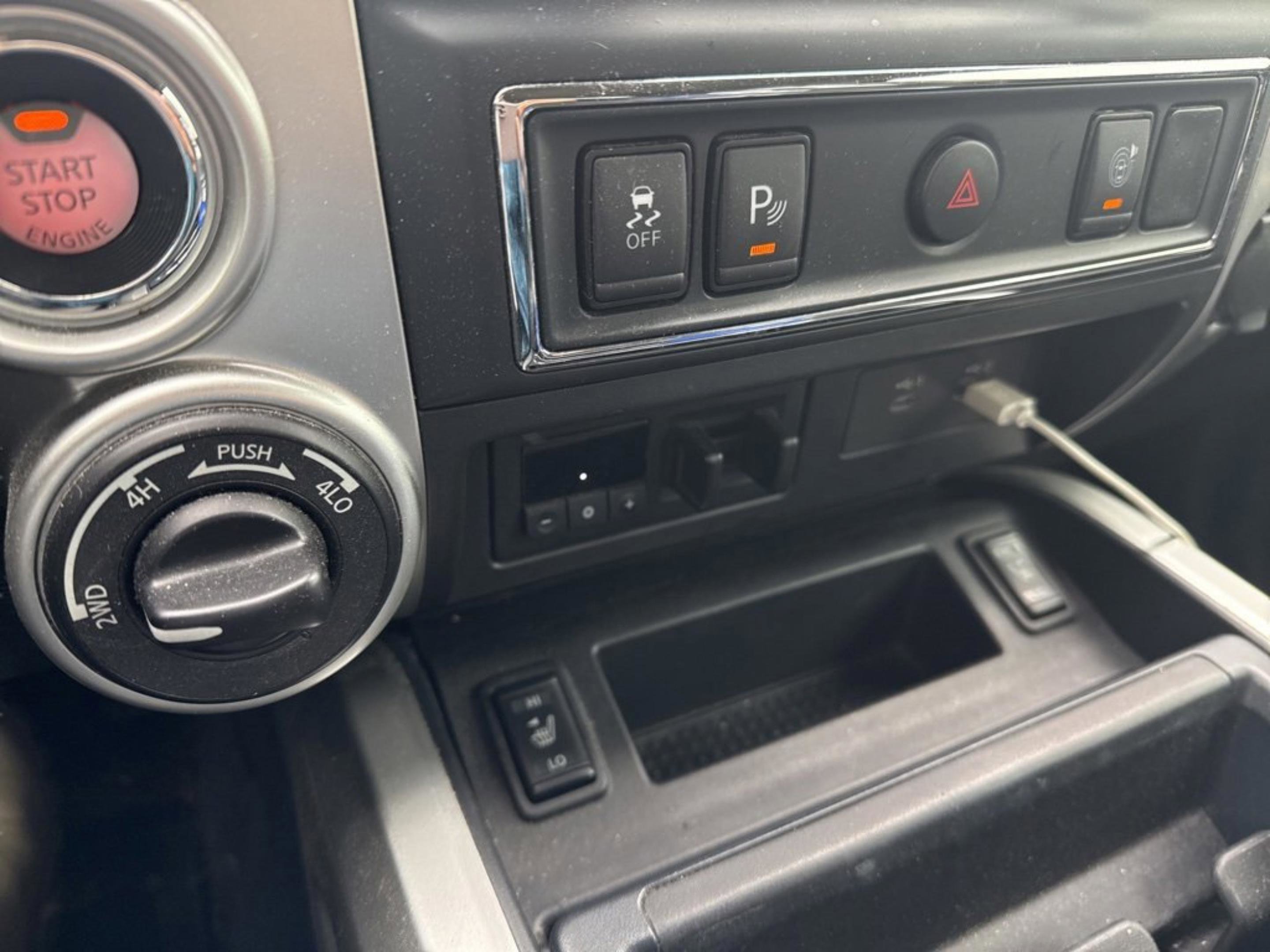 Used 2020 Nissan Titan SV w/ SV Convenience Package image 6