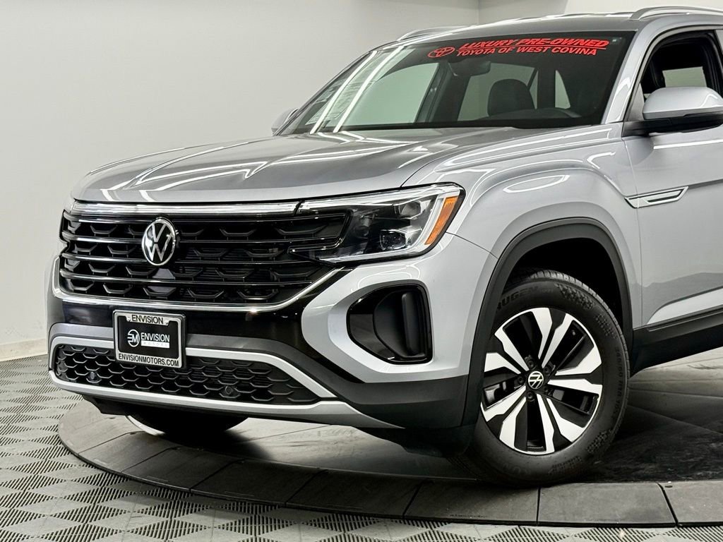 Used 2025 Volkswagen Atlas Cross Sport SE image 3