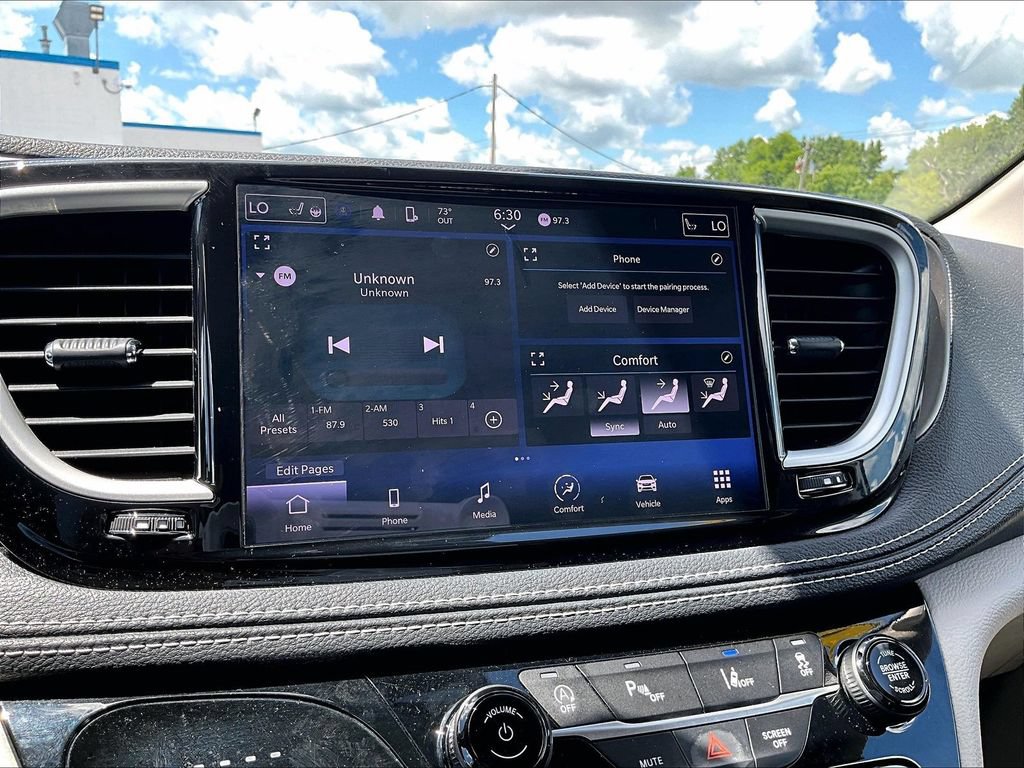 Used 2024 Chrysler Pacifica Touring-L FWD image 17