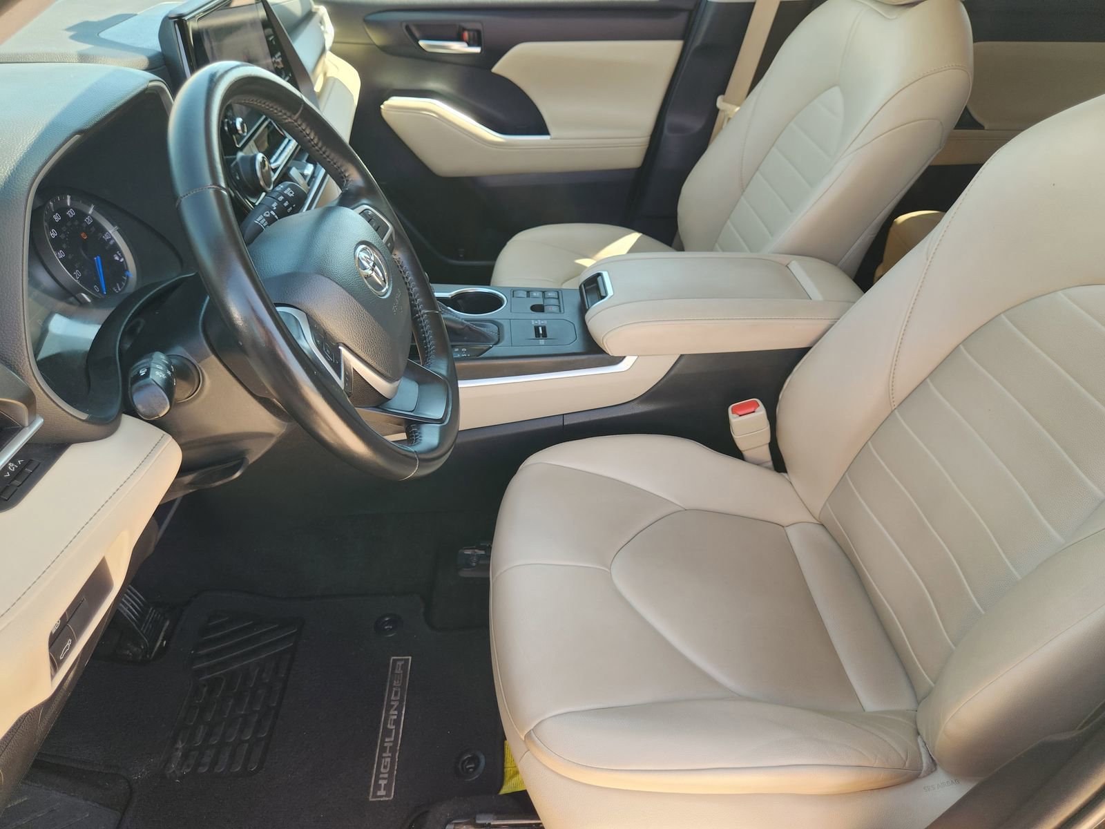 Used 2023 Toyota Highlander XLE image 14