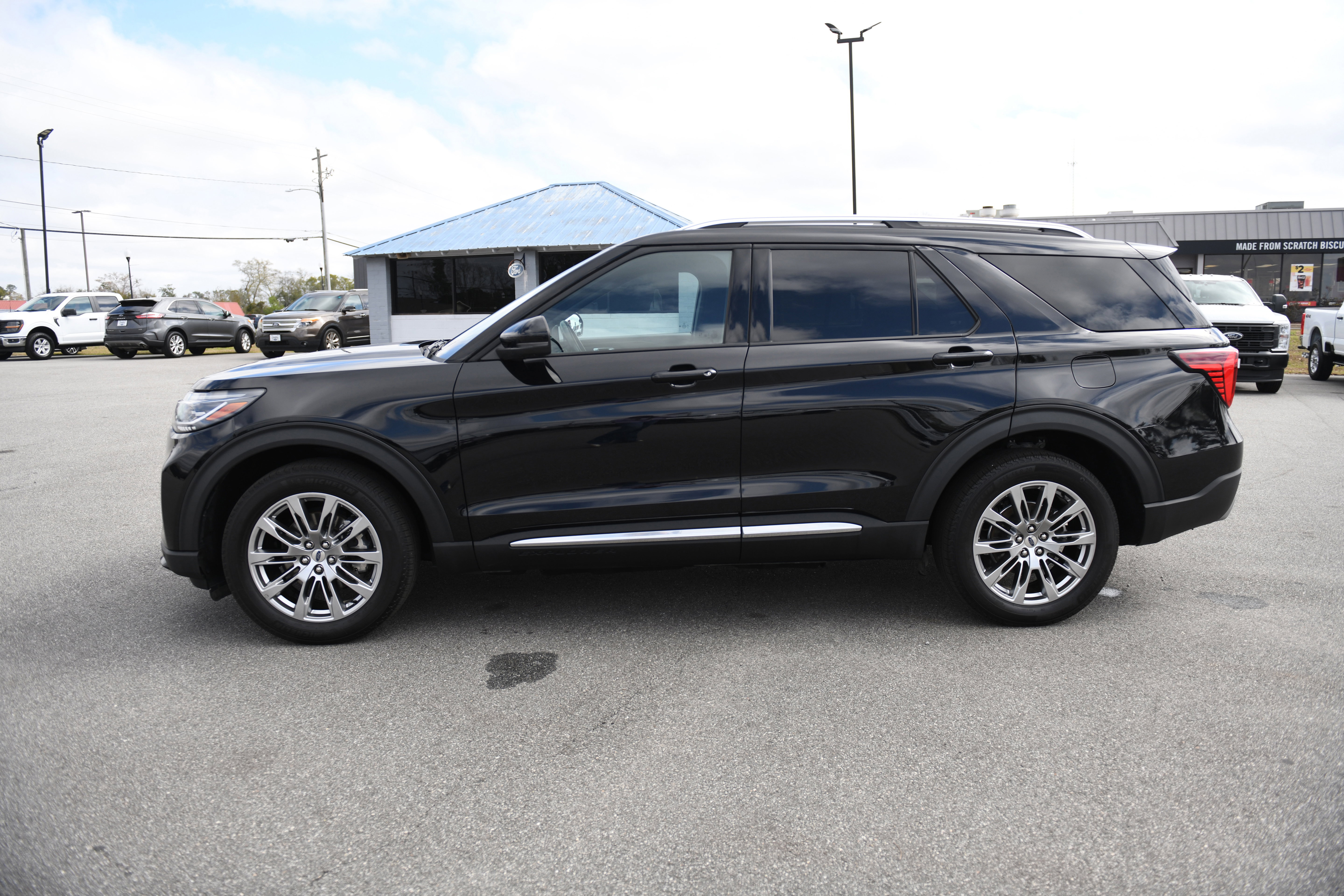 Used 2025 Ford Explorer Platinum image 9