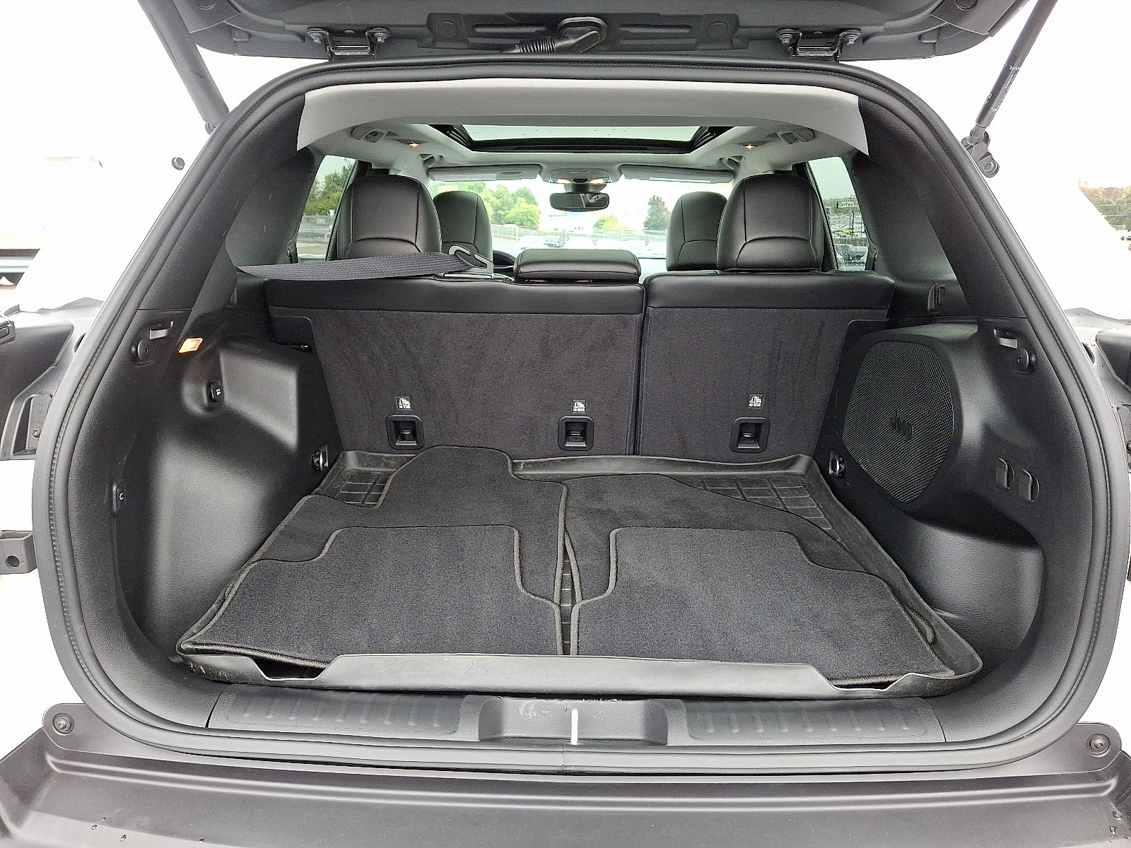 Certified 2021 Jeep Cherokee Latitude Lux w/ Sun & Sound Group image 31