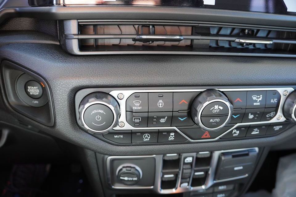 New 2025 Jeep Gladiator Sport AWD/4WD image 13
